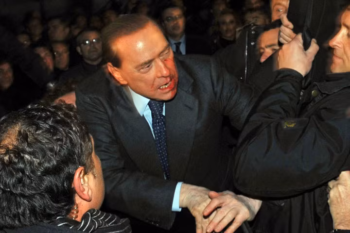 13/12/2009, Milan, Ý: Thủ tướng Ý Silvio Berlusconi đã bị tấn công ở Milan Massimo Tartaglia bởi một người đàn ông sau khi kết thúc cuộc họp chính trị. Berlusconi phải nhập viện với cái mũi bị nứt và gãy 2 răng. Tartaglia 42 tuổi, người có vấn đề về tâm lý, đã ngay lập tức bị bắt giữ.