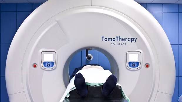 Xạ trị thông thường đối với bệnh ung thư đầu và cổ có thể gây ra tác dụng phụ như khô miệng, khó nuốt và xương bị suy yếu.