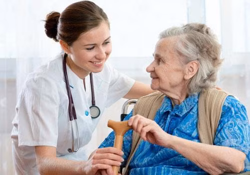 Một chuyên gia trị liệu thường đến thăm nhà, quan sát thói quen hàng ngày của bạn và cung cấp các kỹ thuật, công cụ phù hợp để giúp bạn thực hiện các hoạt động trong cuộc sống hàng ngày một cách hiệu quả hơn, ngay cả với những thách thức do bệnh tật.