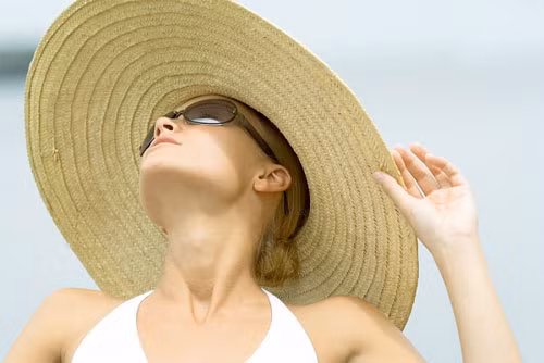 Tia nắng mặt trời có thể gây đột biến tế bào và gây ra bệnh ung thư hàm. Tuy nhiên, với nhiều sản phẩm chống nắng có sẵn, tác hại của ánh nắng mặt trời có thể được ngăn chặn.