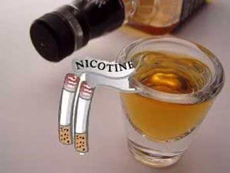 Uống rượu gây ra tình trạng mất nước và cho phép thuốc lá thâm nhập vào các mô gần miệng. Điều này làm tăng nguy cơ ung thư hàm. Một người có khả năng mắc bệnh ung thư hàm nếu tiêu thụ rượu và thuốc lá cùng với nhau.