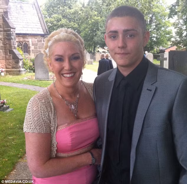 Marie Testro, 43 tuổi, đưa con trai Billy đến bác sĩ gia đình khám vì cô lo lắng về một vết bớt trên chân tóc của cậu.