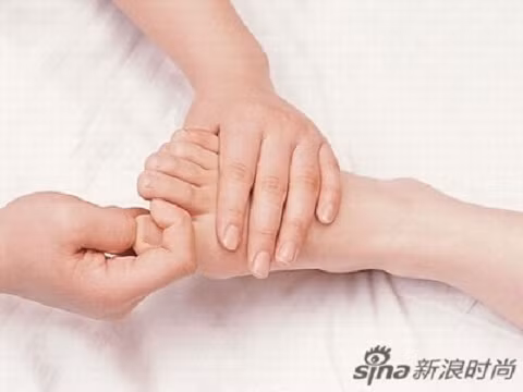 Dùng đoạn mấu ngón trỏ ấn và day trên các đầu ngón chân để tăng hiệu quả giãn cơ và tuần hòan máu