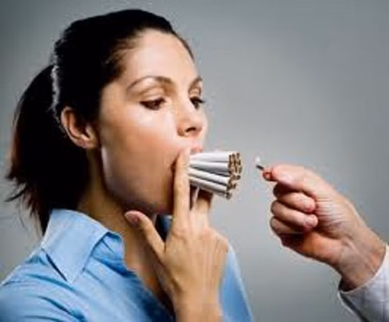 Những thói quen xấu như uống cà phê, hút thuốc lá, ăn ngủ thất thường...khiến sức khỏe thai nhi giảm sút. Hãy từ bỏ chúng và điều chỉnh đồng hồ sinh học hợp lí.