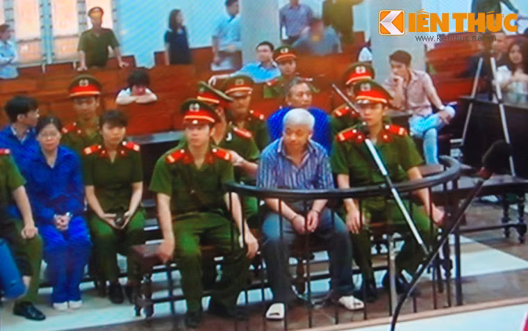"Bầu" Kiên (tóc bạc) tại TAND TP Hà Nội.