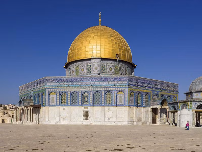 Đền Mái Vòm Vàng Dome of the Rock, Jerusalem: Một trong những địa điểm thiêng liêng nhất trên thế giới, đền Dorm of the Rock là biểu tượng ở thành phố Jerusalem. Với những quy định nghiêm ngặt, chỉ có người Hồi giáo mới được vào trong ngôi đền.