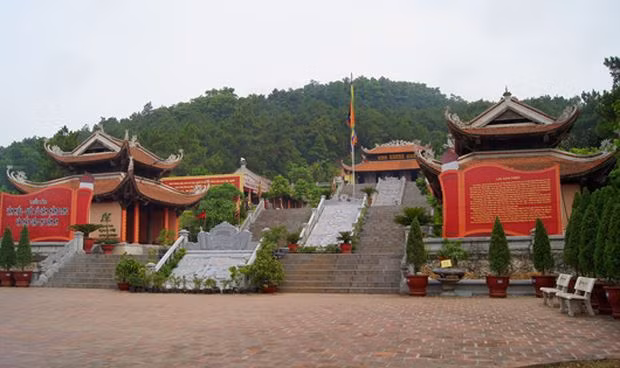 Phạm Sư Mạnh tên thật là Phạm Độ, tự Nghĩa Phu, hiệu Úy Trai, biệt hiệu Hiệp Thạch. Ông là người làng Hiệp Thạch, huyện Hiệp Sơn, phủ Kinh Môn (Kinh Môn, Hải Dương ngày nay).