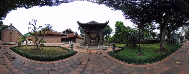 Theo lời mời của vua Trần Minh Tông, Chu Văn An nhận lời ra giúp nước. Ông từng giữ chức Tư Nghiệp (hiệu trưởng) Quốc Tử Giám. Về sau, do vua Trần Dụ Tông ăn chơi sa đọa, triều chính thối nát, ông treo mũ ở cửa Huyền Vũ về quê quy ẩn.