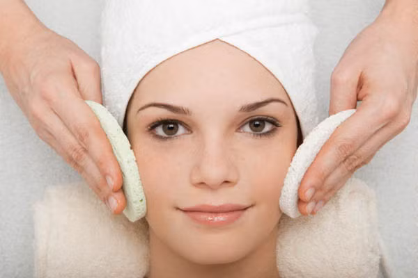 Tẩy da chết. Bạn hãy tách phần thịt của hai quả nhãn rồi đem đun sôi với 10ml sữa tươi trong khoảng 10 phút rồi để nguội, sau đó lọc lấy nước của dung dịch trên và dùng miếng vải thấm đều, mát xa mặt trong khoảng 5-10 phút rồi rửa lại mặt thật sạch với nước. Phương pháp này sẽ dễ dàng tẩy rửa những bụi bẩn, cặn bã và tế bào chết trên da mặt, giúp cho làn da luôn được khô thoáng, mịn màng đầy sức sống.