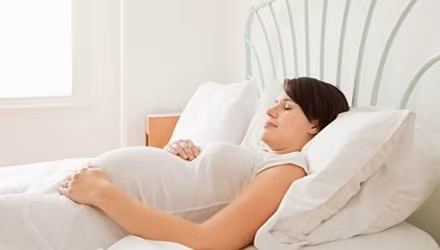 Việc làm này rất nguy hiểm, có thể gây bỏng giác mạc. Khi xông hoặc đắp xong, người bệnh có cảm giác dễ chịu, đỡ cộm mắt nhưng ngược lại, sau đó mắt sẽ càng sưng, phù nề, đau nhức, thậm chí là chảy máu. Lý do là vì các loại lá này chứa tinh dầu nóng, gây bỏng mắt.