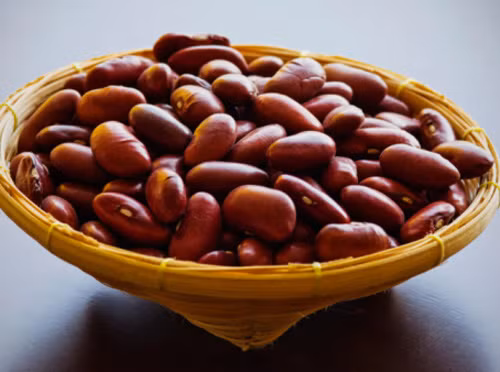 Đậu đỏ. Mùa thu là mùa thu hoạch đậu đỏ, một bát súp đậu đỏ ấm nóng mỗi ngày sẽ giúp bạn giảm cân hiệu quả và ổn định đường huyết. Hơn nữa, ăn đậu đỏ thường xuyên còn loại bỏ được những tạp chất không có lợi, và chất béo ra khỏi cơ thể. Đậu đỏ có tác dụng như một loại thuốc giảm cân hiệu quả dành cho người béo.