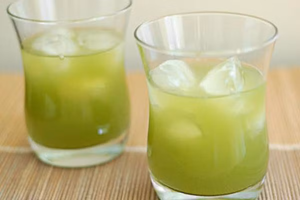 Giải độc cơ thể. Ép bí đao lấy nước, trộn vài giọt muối dùng làm nước uống hàng ngày giúp thanh nhiệt, giải độc. Đặc biệt, trong mùa nắng nóng, dùng nước ép bí đao còn giúp phòng ngừa cảm, giảm mụn nhọt, lở ngứa, rôm sảy.