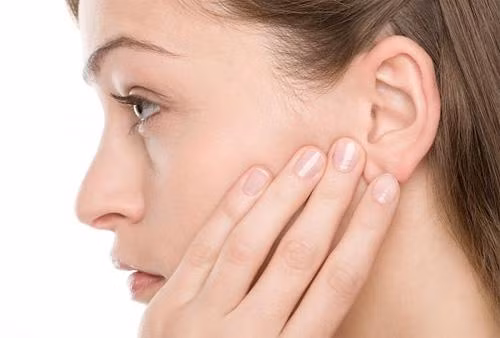 Bí đao trị sạm da mặt. Ngoài công dụng hỗ trợ trị nám da nhanh chóng thì bí đao còn được sử dụng để trị rám má, sạm da cực kì hiệu quả và được khá nhiều chị em phụ nữ ưa chuộng. Với công dụng này thì bạn chỉ cần chuẩn bị những nguyên liệu như bí đao, bán hạ, rượu trắng, nước rồi đun nát nhừ những nguyên liệu này để tạo thành một hỗn hợp cô đặc lại (hay còn gọi là cao bí đao), cho vào lọ và sử dụng như mặt nạ.
