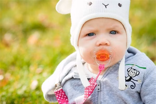 Không cho trẻ ngậm núm vú giả. Đưa cho con ngậm núm vú giả mỗi khi con khóc có thể gây ra một số tác hại đến tiêu hóa vì hành động mút liên tục sẽ khiến khí tích tụ thêm. Cố gắng hạn chế sử dụng núm vú giả cho con, chỉ dùng khi nào bé thực sự cần nó.