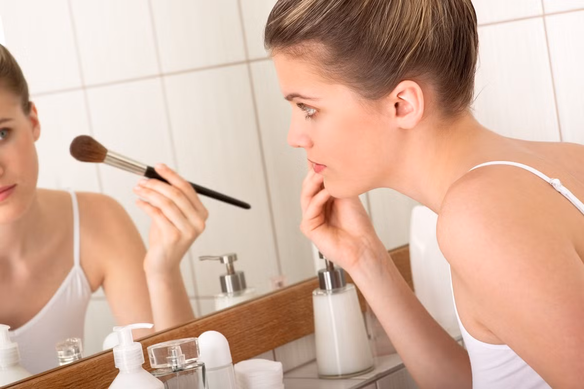 Chọn mua những loại mỹ phẩm đã quen dùng, có nguồn gốc sản xuất rõ ràng, chất lượng tin cậy được và không gây dị ứng. Không nên mua mỹ phẩm sử dụng theo người khác hoặc các loại mỹ phẩm pha chế truyền khẩu. Trước khi dùng một loại mỹ phẩm mới nào, nên bôi thử một ít trên phần da nhỏ, sau vành tai chẳng hạn, trong vòng ít nhất 24-48 giờ. Sau đó, nếu không thấy có phản ứng gì lạ tại chỗ mới có thể sử dụng tiếp.
