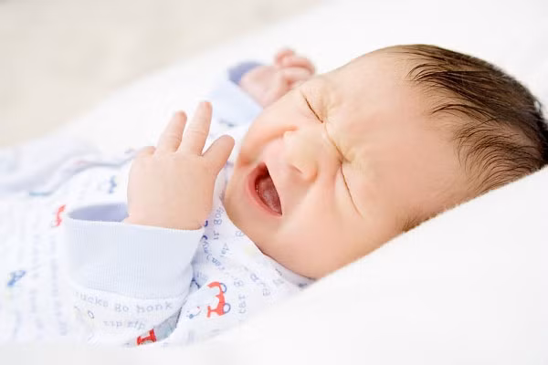 Dễ bị rối loạn tiêu hóa. Ăn dặm sớm, bé bị thiếu dịch và men tiêu hóa nên thực phẩm không được tiêu hóa đầy đủ. Bé ăn gì sẽ tiêu ra nấy hoặc bị tiêu chảy. Có trẻ do ít dịch tiêu hóa nên phân đóng kết và dẫn tới táo bón.