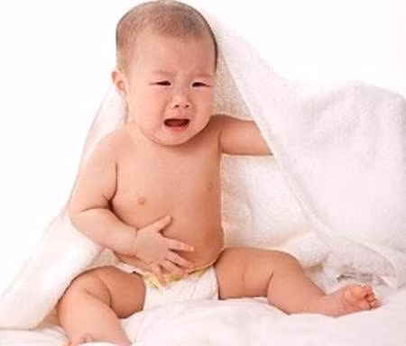 Tổn thương dạ dày. Dạ dày của bé còn non nớt, lớp niêm mạc bề mặt và lớp dịch nhầy bảo vệ mỏng. Nếu cho bé ăn dặm sớm, khi dạ dày co bóp, thực phẩm đặc có kết cấu hoàn toàn khác sữa cọ xát vào thành dạ dày gây tổn thương. Điều này dễ dẫn đến các bệnh lý của dạ dày khi bé đến tuổi trưởng thành.