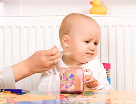  Suy dinh dưỡng: Một số trẻ quen với thức ăn mới sẽ có xu hướng không thích bú mẹ trong khi sữa mẹ là nguồn dinh dưỡng tối quan trọng trong giai đoạn này. Việc bị ép ăn dặm sớm cũng có thể khiến trẻ chán ăn. Những điều này có thể dẫn đến suy dinh dưỡng.