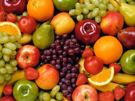 Ăn hoa quả thay rau xanh. Trong rau xanh có chứa hàm lượng muối vô cơ và vitamin rất lớn mà không thể thay thế bằng bất cứ loại thực phẩm nào. Một số loại như cà rốt, bắp cải... có hàm lượng vitamin cao gấp 10 lần so với 1 số loại trái cây như táo, lê, đào... còn hàm lượng vitamin trong ớt ngọt, súp lơ thì cao hơn tới 2 làn so với quýt và dâu tây. Vậy nên bạn phải cung cấp đầy đủ rau xanh cho cơ thể, có thể ăn nhiều trái cây để bổ sung dưỡng chất nhưng không nên thay thế chúng cho rau xanh.
