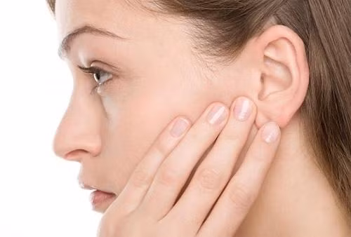 Dùng tay vỗ nước hoa hồng lên da. Vỗ nước hoa hồng lên má để giúp da hấp thu nước hoa hồng, càng vỗ nhiều và mạnh thì càng thấm sâu nhưng thật ra nếu dùng lực vỗ quá mạnh hoặc kỳ mạnh thì không nên! Đặc biệt là đối với da mỏng và nhạy cảm. Cách làm như vậy sẽ tổn hại nghiêm trọng cho da, là nhân tố gây ra lão hoá.