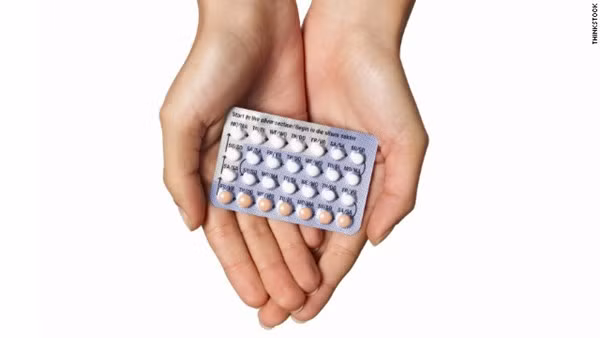 Phụ nữ trên 35 tuổi không nên dùng thuốc ngừa thai? Hiện nay thuốc ngừa thai có hàm lượng nội tiết thấp, ít có ảnh hưởng đến tim mạch, chuyển hóa. Do vậy nếu bạn trên 35 tuổi, hoàn toàn khỏe mạnh, không có chống chỉ định dùng thuốc ngừa thai và không hút thuốc lá thì bạn có thể dùng thuốc cho đến khi mãn kinh.