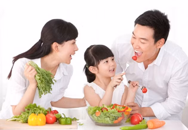 Làm mẫu và hướng dẫn cho bé cách nhai và nuốt. Trẻ thường bắt chước những động tác của cha mẹ, vì vậy khi thấy cha mẹ ăn uống một cách ngon miệng bé sẽ cố gắng để làm theo. Bạn nhắc con nhẹ nhàng: ‘nhìn mẹ/bố ăn này!’ để thu hút sự chú ý của bé.