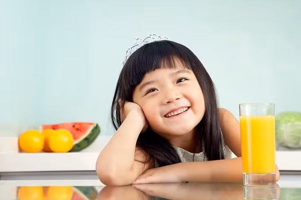 Mẹ không nên cho bé ăn vặt trước bữa ăn. Nhưng có thể coi đó là phần thưởng sau khi bé hoàn thành bữa ăn của mình.
