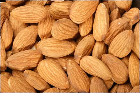 Hạnh nhân: Ăn một nắm hạnh nhân mỗi ngày cũng đủ cung cấp một lượng vitamin E nhất định cho đôi mắt, giúp mắt sáng khoẻ – yếu tố chính quyết định thị lực mắt.