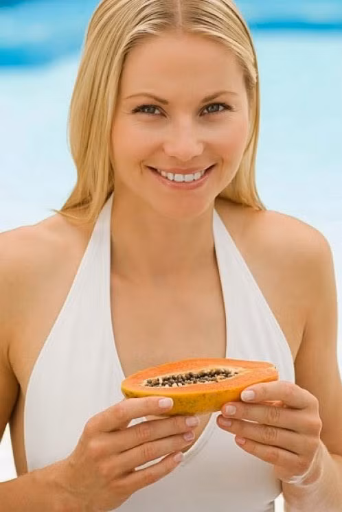  Giảm cân. Đu đủ tuy ngọt thế nhưng một 100g đu đủ chỉ chứa không đầy 32kcal. Ăn 100g đu đủ thì bạn sẽ bớt thèm ăn cơm và các món ăn giàu calories khác. Nếu muốn giảm cân trước tết thì phụ nữ nên ăn đu đủ trước bữa ăn chính.