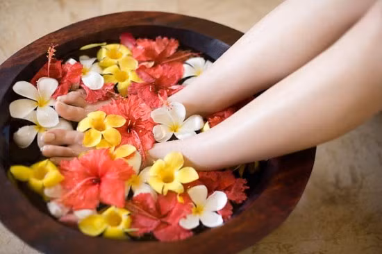 Trị nứt gót chân. Khi bị nứt gót chân, các nàng thoa đu đủ xay nhuyễn lên khu vực da đó trong nửa tiếng. Thực hiện phương pháp này thường xuyên, gót chân sẽ hồng hào và mịn màng hơn.