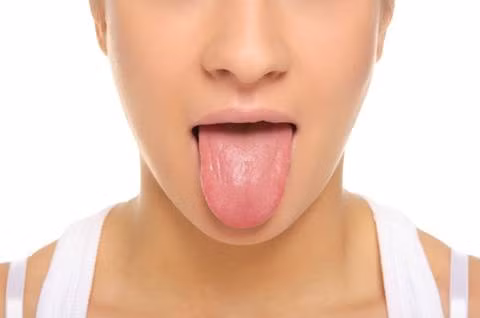 Đắng miệng: Hay nói rõ hơn là trong miệng có vị đắng thường gặp trong các chứng viêm cấp tính như viêm gan, viêm mật do sự rối loạn trong quá trình chuyển hóa dịch mật. Người có cảm giác đắng trong miệng thường kèm theo chứng đau đầu, chóng mặt, mắt đỏ, tính tình nóng nảy, dễ cáu giận, đại tiện táo bón..