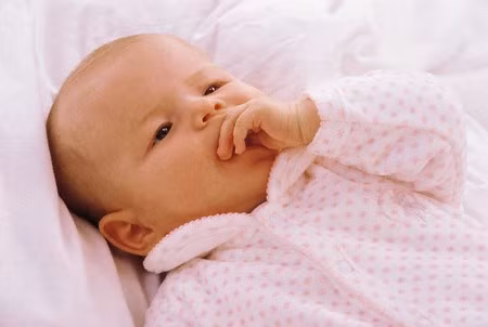 Cho bé tập lẫy: Khi gốc rốn đã bị rụng thì mẹ đã có thể cho bé tập lẫy. Đặt một tấm chăn mềm ở phía dưới để bé cảm thấy êm ái, không bị đau. Thoạt đầu bé sẽ không thể giữ được tư thế này lâu bởi đầu của trẻ sơ sinh khá nặng so với trọng lượng của cơ thể và cơ cổ còn yếu. Khi bé lớn hơn chút nữa thì bé sẽ rất thích lẫy, đặc biệt là khi có một món đồ chơi thú vị nào ở trên giường.