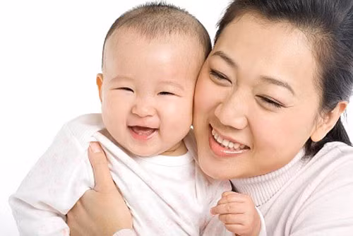 Bế bé: Bế bé khi bé thức giấc cũng giúp giảm áp lực cho đầu của bé từ nôi, cũi hoặc xe đẩy dành cho bé sơ sinh.