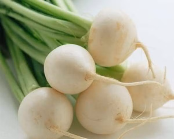 Trị mụn với củ cải trắng. Dùng một củ cải trắng rửa sạch, gọt vỏ rồi cho vào máy xay sinh tố để xay nhuyễn. Cho thêm khoảng 1-2 thìa cà phê nước cốt chanh vào trộn đều sẽ tạo thành mặt nạ trị mụn rất tốt. Trước khi đi ngủ, vệ sinh da mặt sạch sẽ rồi thoa mặt nạ củ cải trắng lên mặt, giữ khoảng 15 phút rồi rửa lại mặt bằng nước mát. Cách này có thể thực hiện thường xuyên để mang lại hiệu quả trị mụn và làm se khít lỗ chân lông nhanh nhất.