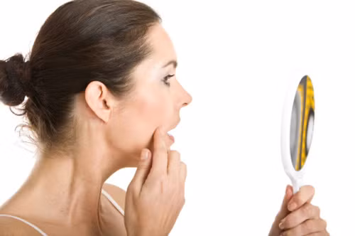 Tránh dùng tay sờ lên vùng da mặt, tay có rất nhiều vi khuẩn, có thể lây sang da mặt và làm tình trạng mụn nặng hơn. Ngoài việc giữ bàn tay xa khỏi gương mặt bạn, nên nhớ cột tóc gọn gàng, việc tóc bẩn chạm vào da cũng là nguyên nhân khiến da bị kích ứng và sinh mụn. Vệ sinh điện thoại và gối nằm cũng là việc cần thiết nếu bạn muốn ngừa mụn triệt để.