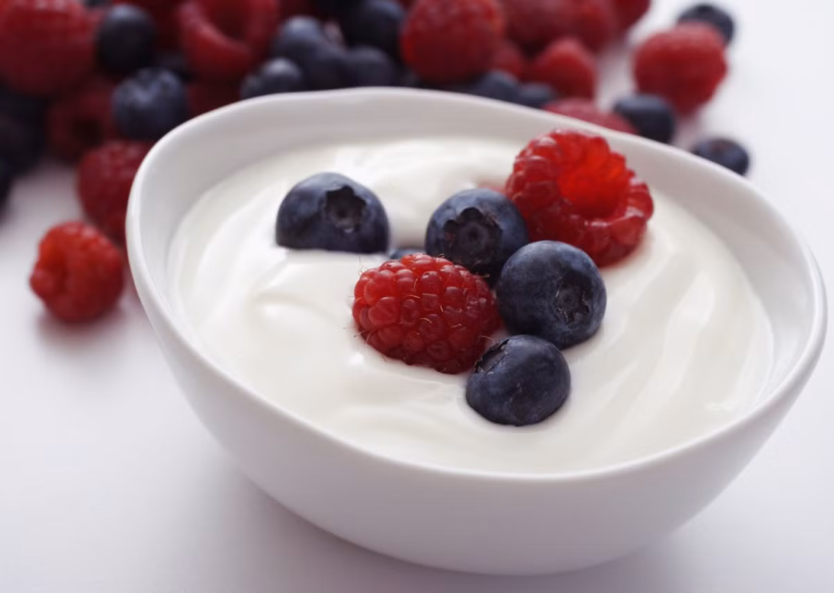Sữa chua. Sữa chua có rất nhiều các vi khuẩn có lợi. Kết quả là trong sữa chua, protein được phân giải thành các acid amin, đường lactose được chuyển hóa thành dạng dễ tiêu, sự kết hợp của 2 yếu tố này sẽ giúp tăng cường sự phát triển cơ bắp. Người tập thể hình nên uống hoặc ăn sữa chua kèm với hoa quả để tăng lượng insulin trong máu nhằm ngăn ngừa sự nhão cơ.