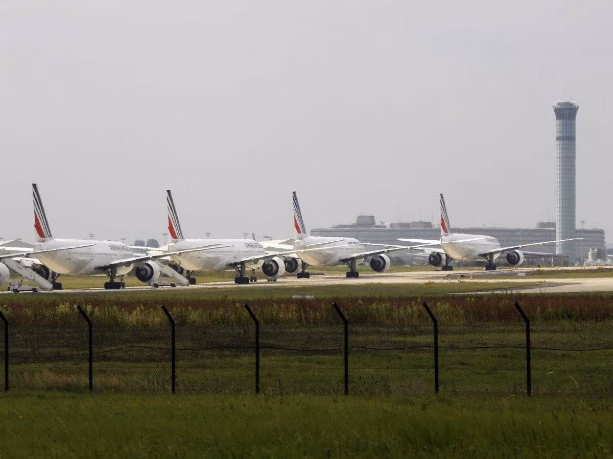 Máy bay của Air France đậu trên đường băng tại sân bay quốc tế Charles de Gaulle.