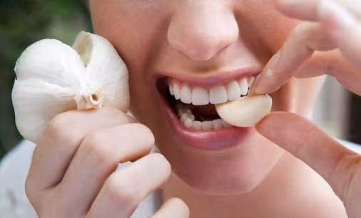 Tỏi trị mụn: dùng nước ép của hai nhánh tỏi trộn lẫn với một thìa giấm nguyên chất. Tiếp đó dùng bông gòn thấm hỗn hợp này thoa lên vùng da bị mụn khoảng vài lần mỗi ngày. Trong thành phần của tỏi có chứa những chất kháng sinh mạnh mẽ như chất alicine có khả năng tiêu diệt những vi khuẩn gây mụn. Ngoài ra giấm còn có tác dụng cân bằng độ pH cho da.