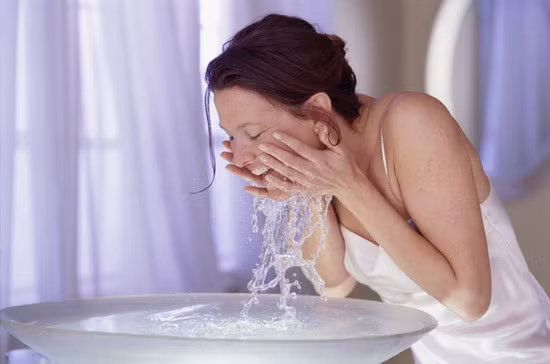 Sử dụng nước sai nhiệt độ. Đừng nghĩ rằng nước nóng sẽ lỗ chân lông mở rộng và làm sạch da hơn. Thực tế là lỗ chân lông không có cơ để mở và đóng, việc sử dụng nước quá nóng khi rửa mặt sẽ làm da khô, tuyến dầu tự động tiết ra nhiều hơn để bảo vệ da dẫn đến tình trạng dầu, nước quá lạnh sẽ làm nhiệt độ trên da mặt thay đổi đột ngột, cũng dẫn đến kích ứng da. Nước ấm vừa đủ, mát hơn nhiệt độ cơ thể một chút là cách tốt nhất để làm sạch nhẹ nhàng nhưng hiệu quả.