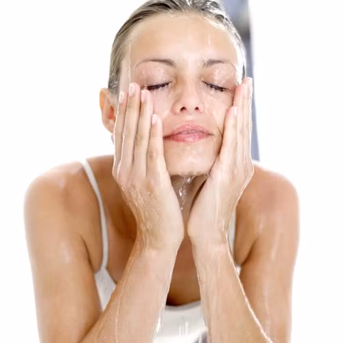 Rửa mặt quá nhiều. Rửa một lần hoặc hai lần một ngày là đủ để không gây kích ứng da. Nếu bạn không trang điểm, bôi kem chống nắng, hoặc đổ mồ hôi nhiều, đừng nên rửa mặt quá 2 lần/ngày, rửa mặt quá nhiều không làm da sạch hơn mà còn gây ra các phản ứng tiêu cực trên da, kích thích tuyến bã nhờn, làm da yếu hơn.