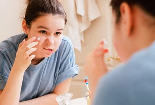 Sử dụng thuốc trị mụn không đúng liều. Với bất kì loại thuốc nào, liều lượng sử dụng luôn là một yếu tố có ảnh hưởng quyết định đến hiệu quả điều trị. Sử dụng nhiều hơn không có nghĩa là giúp loại bỏ mụn nhanh hoặc tốt hơn. Thậm chí, nó còn gây là tác dụng phụ như viêm, khô và sưng đỏ trên da.