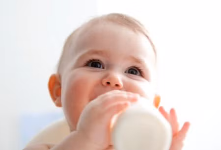 Bắt con tập ti bình khi mẹ vẫn đang còn sữa. Rất nhiều bà mẹ có tâm lý muốn tập cho con ti bình vì tới thời điểm mẹ phải đi làm. Đây là một điều hoàn toàn sai lầm. Khi mẹ đi làm có thể vắt sữa để nhà cho bé ăn. Nếu bé không chịu ti bình thì cho bé ăn bằng thìa. Bởi khi bé đã ti bình quen, bé có thể bỏ bú mẹ và như thế nguồn sữa của mẹ sẽ sớm bị kiệt.