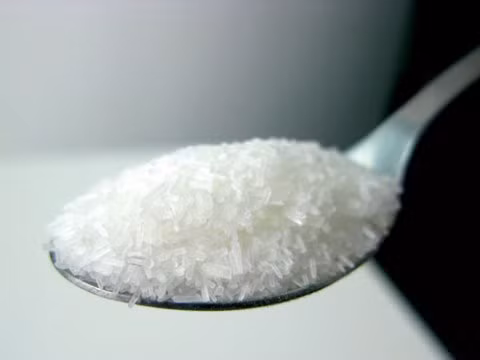 Mì chính. Mì chính là loại gia vị rất phổ biến hàng ngày, nhưng đối với phụ nữ mang thai thì cần phải chú ý không nên ăn hoặc cần hạn chế. Thành phần chủ yếu của mì chính là sodium glutamate, sau khi kết hợp với chất kẽm trong máu sẽ bị thải ra theo đường nước tiểu, hấp thụ quá nhiều lượng mì chính có thể làm tiêu hao lượng kẽm lớn sẽ không tốt cho sự phát triển hệ thần kinh của thai nhi.
