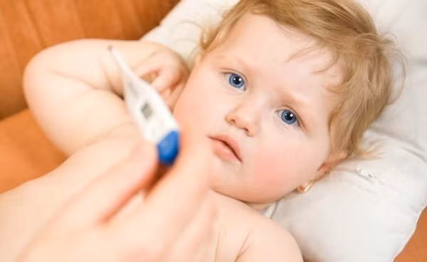 Khi trẻ mọc răng thường bị sốt, mẹ nên nhanh chóng cặp nhiệt độ cho bé. Khoảng gần 38oC là bé sốt vừa, trên 38oC là bé sốt cao. Nếu bé sốt cao, bạn nên đưa bé đi khám sớm. Bởi vì, bé sốt gần 39oC có thể kéo theo dấu hiệu bị co giật toàn thân, thiếu oxy não, tổn thương các tế bào thần kinh khiến bé bị hôn mê (hoặc tử vong).