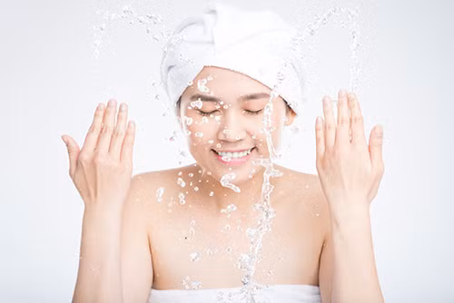 Sữa rửa mặt dạng gel. Khi bạn sở hữu làn da từ thường đến khô, khi nhiệt độ hạ thấp xuống, làn da của bạn sẽ tự động giảm tiết dầu ở mức tối đa, bạn sẽ cần phải lựa chọn sản phẩm sữa rửa mặt phù hợp để không làm trầm trọng thêm tình trạng khô da. Một nguyên tắc nhỏ bật mí cho bạn để tránh bị khô da đó là sử dụng sữa rửa mặt dạng gel.