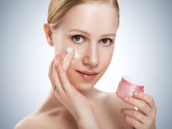 Kem dưỡng ẩm có chỉ số chống nắng SPF. Nên tạo cho mình thói quen sử dụng kem dưỡng ẩm với chỉ số SPF trong mùa thu này. Bạn có thể không phải chịu quá nhiều sự ảnh hưởng của ánh nắng mặt trời vào mùa thu tuy nhiên vẫn có thể tiếp xúc ngẫu nhiên với nó qua cửa kính xe, đi bộ trên đường hay tại chính bàn làm việc của bạn...