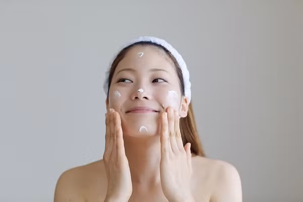 Để bảo vệ cho làn da cũng như ngăn chặn những nếp nhăn xuất hiện sớm, hãy sử dụng loại kem dưỡng ẩm có chỉ số SPF 30 vào mỗi buổi sáng. Loại kem dưỡng ẩm này sẽ an toàn cho ngay cả làn da nhạy cảm nhất.