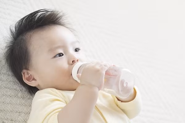 Với bé lớn hơn, khuyến khích bé uống thêm nước lọc (hoặc có thể pha sữa bình cho bé loãng hơn bình thường). Trường hợp bé không uống được nước, dùng tăm bông sạch chấm nước vào môi, miệng bé để bé không bị khô môi và cũng tránh được tình trạng mất nước.