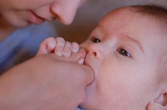  Massage lợi bé bằng ngón tay của bạn sẽ giúp bé giảm đau, từ đó tình trạng sốt cũng được cải thiện.