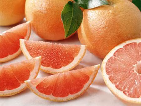 Quả bưởi. Quả bưởi có chứa nhiều vitamin và khoáng chất, đặc biệt hợp chất trong quả bưởi sẽ điều chỉnh lượng insulin, một loại hormone dự trữ chất béo. Bạn có thể ăn trực tiếp những múi bưởi hoặc uống nước ép bưởi hàng ngày cũng rất tốt cho việc giảm cân và sở hữu làn da đẹp. Nên ăn bưởi trước bữa ăn để giúp giảm cân mà không cần phải thay đổi khẩu phần ăn.